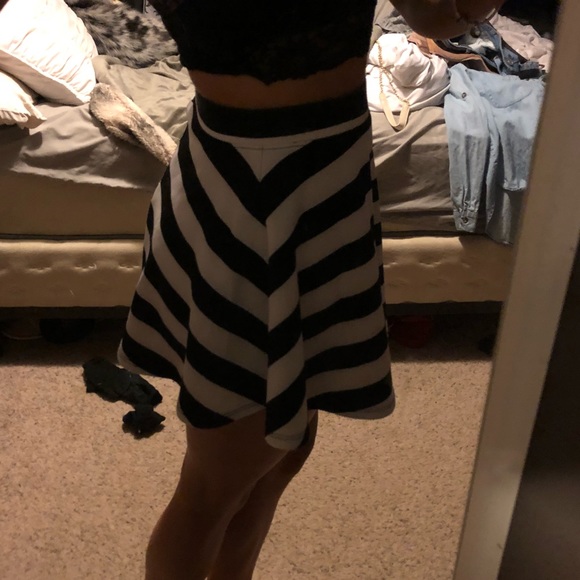 TINY STRIPPED SKIRT 👗 - Picture 4 of 5